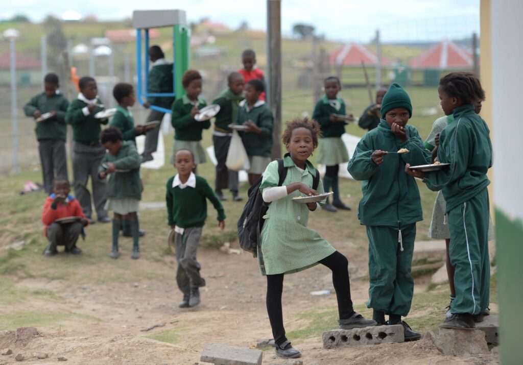 School children eat lunch